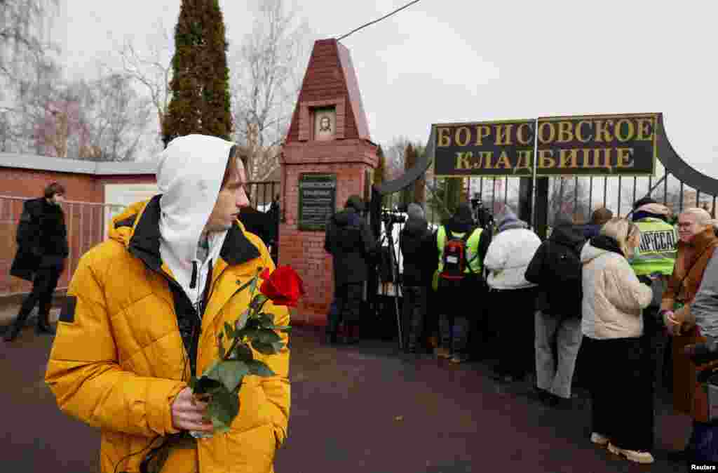 Оппозиционердің жесірі Юлия Навальная марқұм күйеуімен қоштасу сөзін жариялап, &quot;бақытқа толы 26 жыл&quot; сыйлағаны үшін алғыс айтты. &quot;Леша, 26 жыл шексіз бақытты еткенің үшін рақмет. Иә, тіпті кейінгі үш жылдағы бақыт үшін де. Махаббатың үшін, үнемі қолдап келгенің үшін, тіпті түрмеде отырсаң да көңілімді көтеруге тырысқаның үшін, үнемі мені ойлағаның үшін. Сенсіз қалай өмір сүрерімді білмеймін, бірақ сен сонау көктен мен үшін қуанып, мені мақтан тұтатындай болуға тырысамын. Қолымнан келе ме, жоқ па, білмеймін, алайда тырысамын&quot;, &ndash; деп жазды Юлия Навальная.