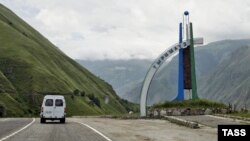 На въезде в город Тырныауз в Баксанском ущелье, Кабардино-Балкария 