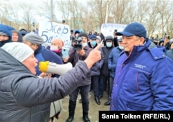 Маңғыстау облысы әкімі Нұрлан Ноғаев (оң жақта) газ бағасын түсіруді талап еткен тұрғындармен кездесіп тұр. Жаңаөзен қаласы, 3 қаңтар 2022 ж.