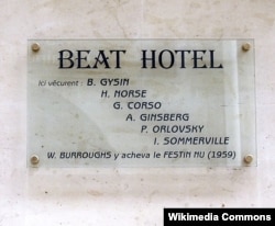 Parisdə keçmiş "Beat" mehmanxanası (1980-ci ildən "Relais Hôtel Vieux Paris"). Küçədəki lövhəyə məşhur bitçilərin adı vurulub. Berrouz "Çılpaq qəlyanaltı" əsərini 1959-cu ildə burda bitirib.