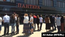 «Пантера» дүкені алдында тұрған қаралы жұрт. Ақтөбе, 9 маусым 2016 жыл. (Көрнекі сурет)