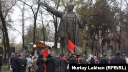 Ленин ескерткіші жанына жиналған Қазақстан коммунистер партиясы өкілдері. Алматы, 7 қараша 2014 жыл. (Көрнекі сурет)