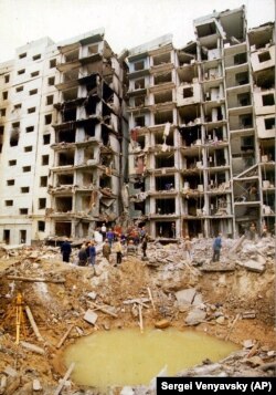 Разрушенный взрывом дом в Волгодонске Ростовской области, 16 сентября 1999 года