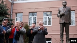 Владимир Жириновский (оң жақ шетте) өзіне қойылған ескерткіштің ашылу салтанатында тұр. Мәскеу, 11 сәуір 2016 жыл.