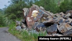 Есік көліне баратын жол бойындағы тасқа салынған совет көсемі Владимир Лениннің суреті. Алматы облысы, 18 шілде, 2010 жыл. Азаттық архивіндегі фото.