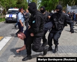 Полиция билікке талап айтып шыққан наразы адамдарды ұстап жатыр. Алматы. 10 мамыр 2018 жыл.