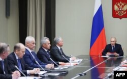 Ресей президенті Владимир Путин (оң жақта) Қауіпсіздік кеңесінің мүшелерімен бірге Курск облысындағы жағдайды талқылап отыр. 9 тамыз, 2024 жыл.