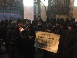 Он сағатқа жуық полиция қоршауында тұрған "Демократиялық партия" бастамашыл тобы. Алматы, 10 қаңтар 2021 жыл.